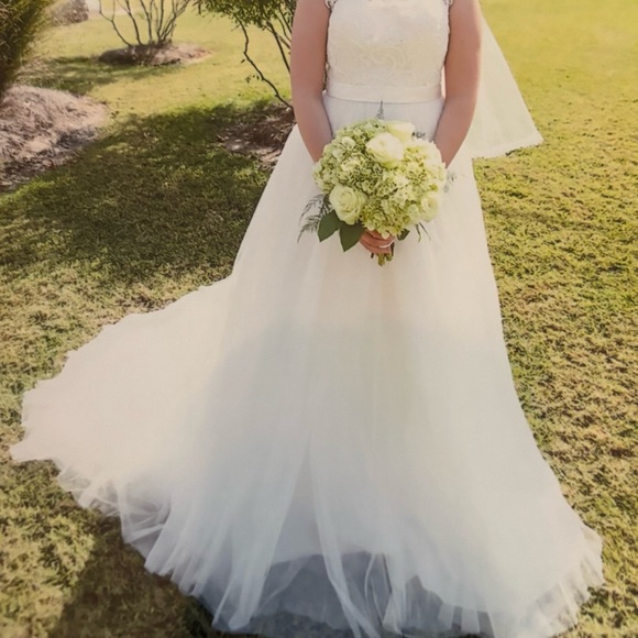 David's Bridal Cream Sleeveless Scoop Neck Wedding Gown AND veil - Picture 10 of 10